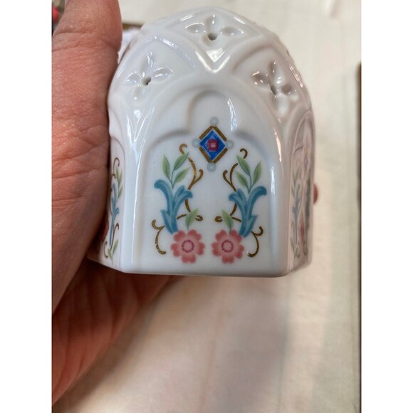 Prestige Place Venetian Collection Porcelain Hanging Potpourri Scent Holder - Picture 7 of 9